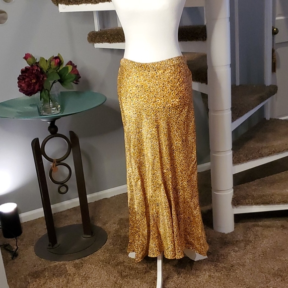 💙HP💙 Midi Skirt - Picture 2 of 13